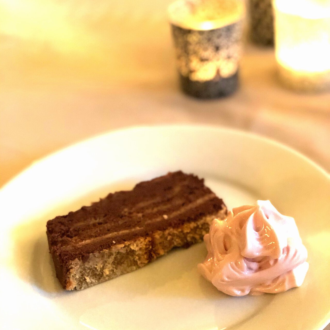 Gâteau au chocolat et mousse de Crème de Cassis Briottet