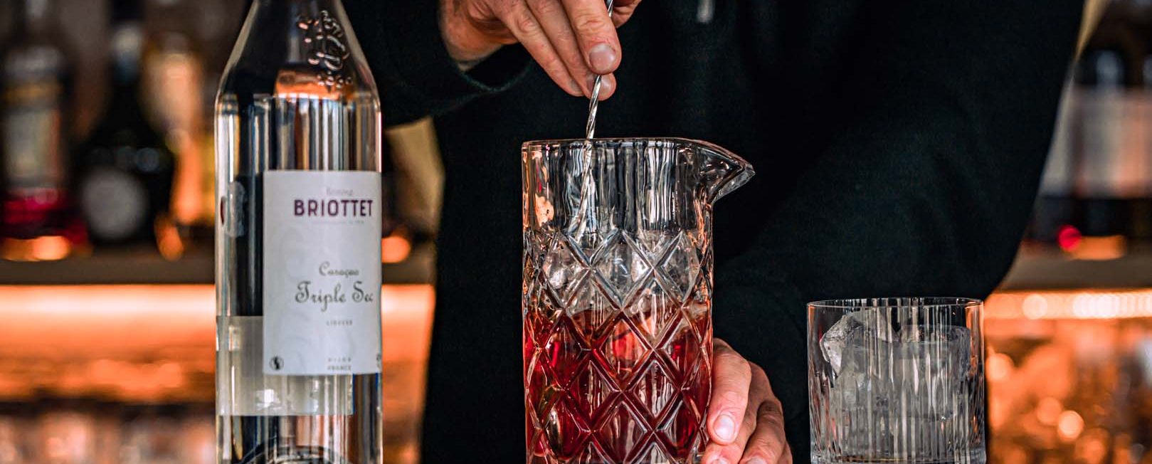 Préparation d'un cocktail avec les produits Briottet