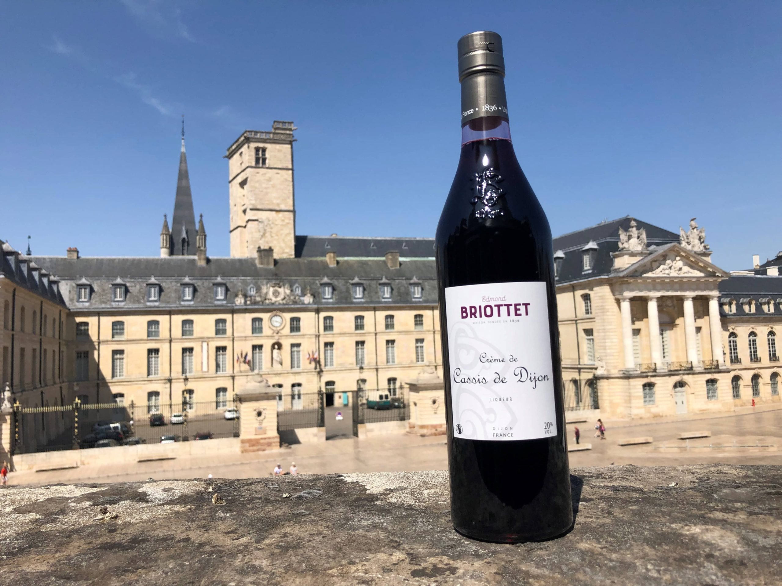 bouteille de crème de cassis de dijon à dijon place de la libération