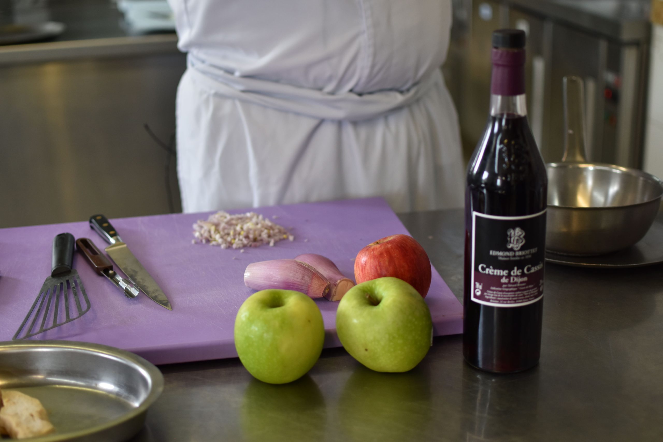 creme de cassis en cuisine avec un chef