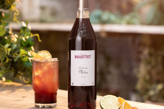 Blackberry mule cocktail avec liqueur de mûre et eau de vie de framboise briottet