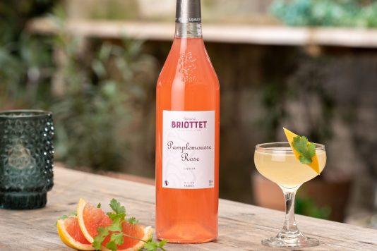 cocktail pastel waves a base de liqueur de pamplemousse rose briottet