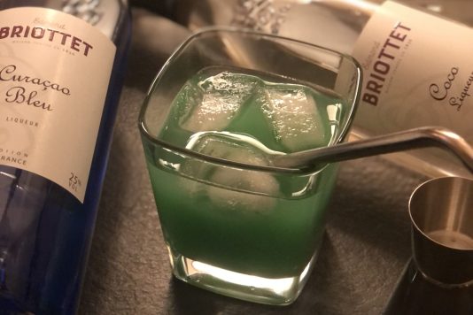 cocktail briogreen à base de liqueur de coco briottet et de curaçao bleu briottet et rhum agricole briottet