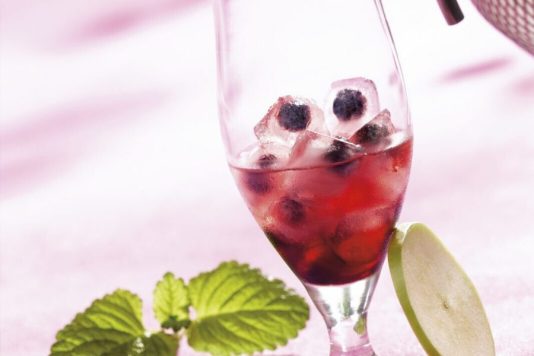 Grains de pomme cocktail avec creme de cassis et manzana