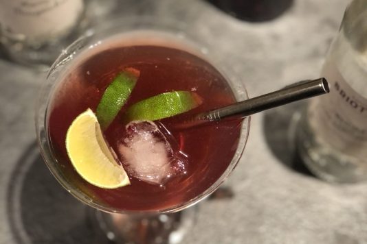 Cocktail l'amoureux the lover avec liqueur de gingembre briottet et liqueur de cherry briottet et rhum agricole briottet