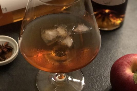 recette cocktail pom'cannelle avec liqueur de pain d'épices briottet et jus de pomme et calvados briottet