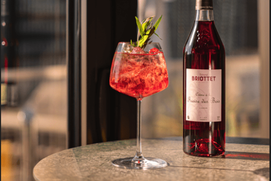 cocktail vin blanc et liqueur de fraise des bois