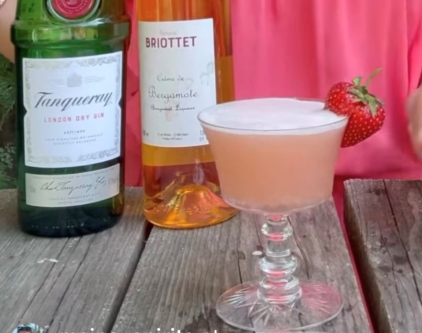 cocktail-strawberry-bergamot-eatsandtinyfeats-