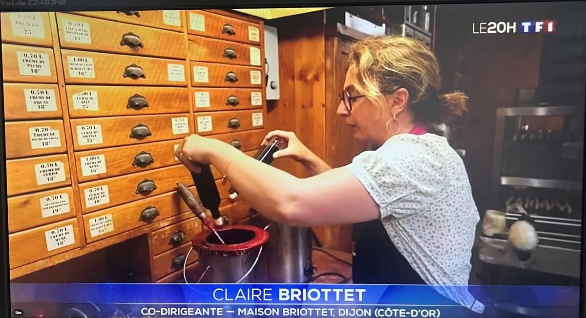 journal-tv-tf1-20h-cassis-or-noir-de-bourgogne-claire-briottet-bouteille-cirée