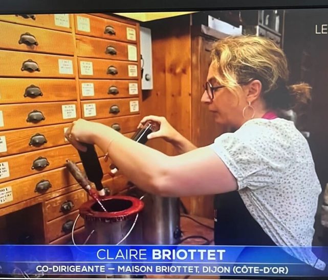 journal-tv-tf1-20h-cassis-or-noir-de-bourgogne-claire-briottet-bouteille-cirée