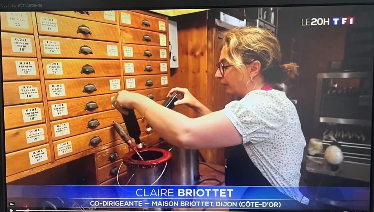 journal-tv-tf1-20h-cassis-or-noir-de-bourgogne-claire-briottet-bouteille-cirée
