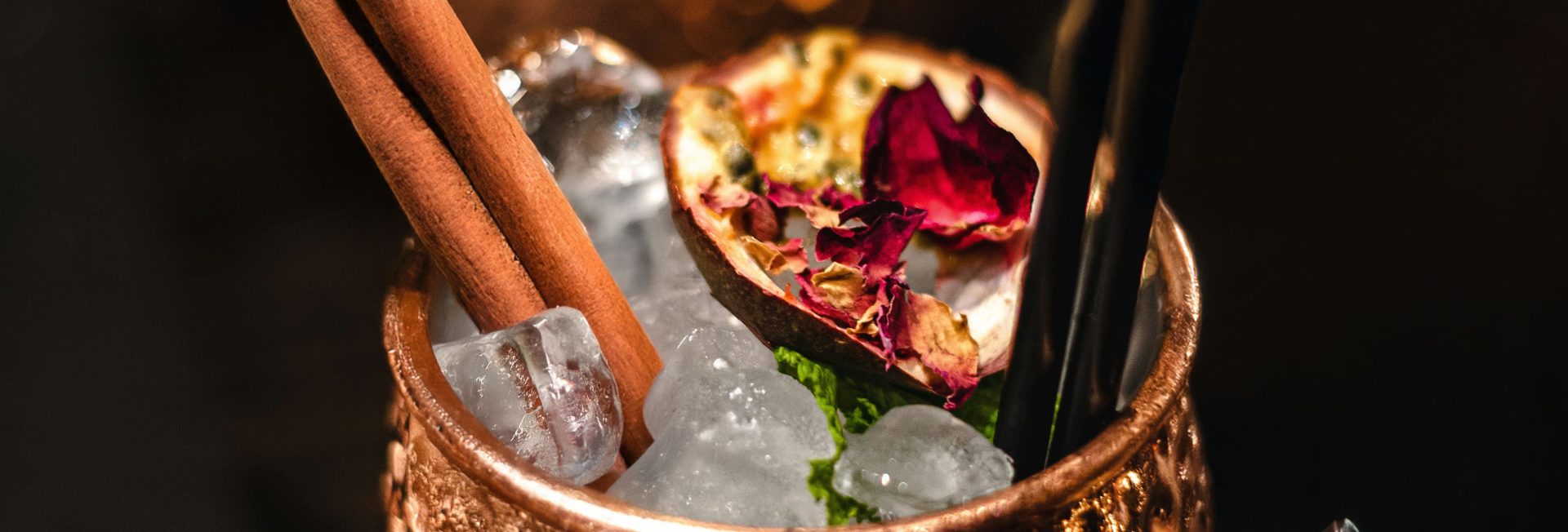 Verre de type mule pour noel avec un décor ou garnish baton de cannelle