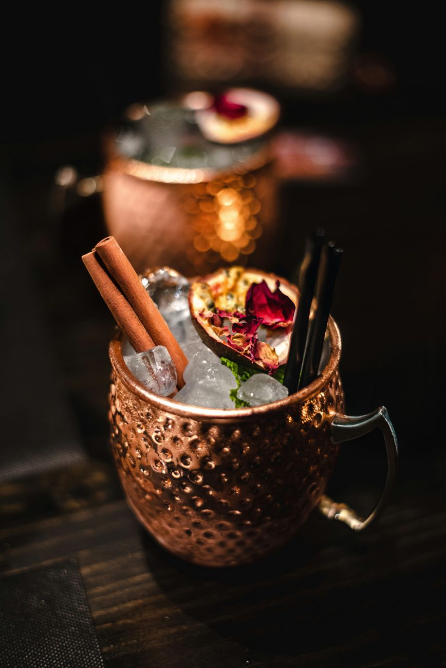 Verre de type mule pour noel avec un décor ou garnish baton de cannelle