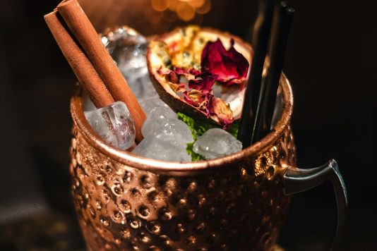 Verre de type mule pour noel avec un décor ou garnish baton de cannelle