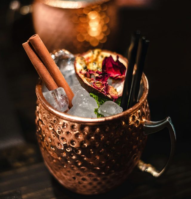 Verre de type mule pour noel avec un décor ou garnish baton de cannelle