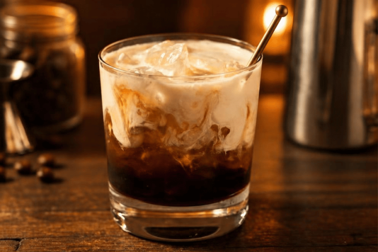 verre old-fashioned avec cocktail white russian