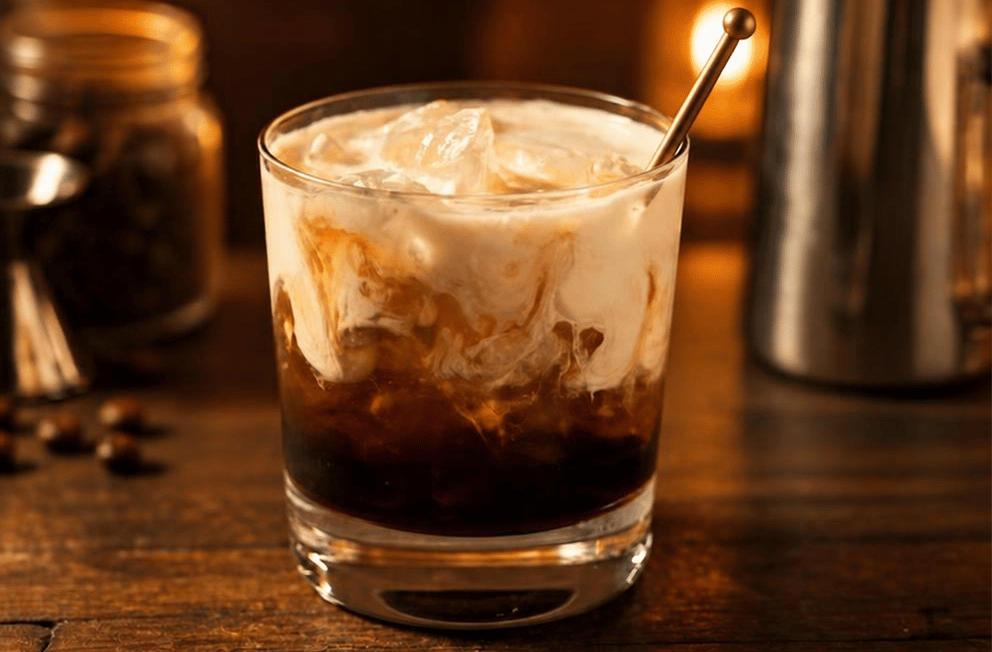 verre old-fashioned avec cocktail white russian